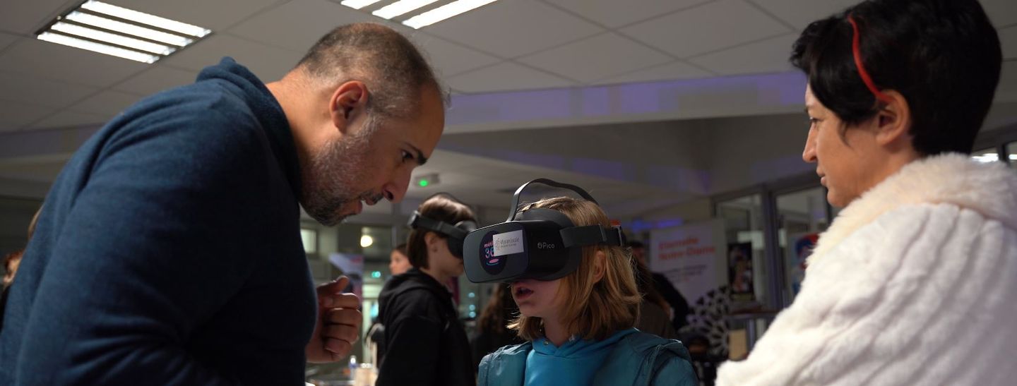 illustration casque VR espace multimédia nuit de l'orientation