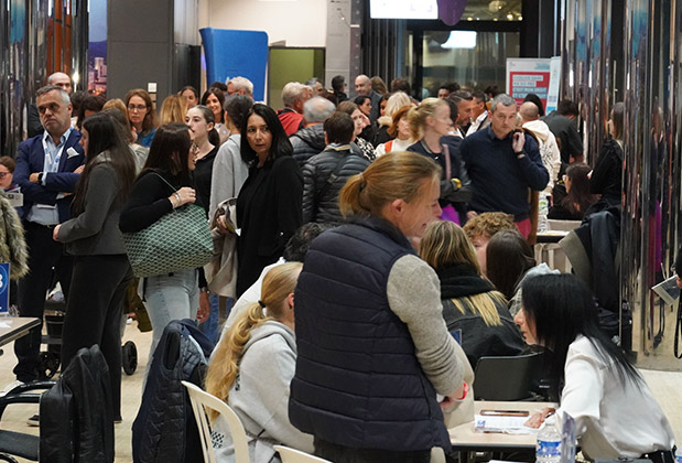 Photo intérieur foule