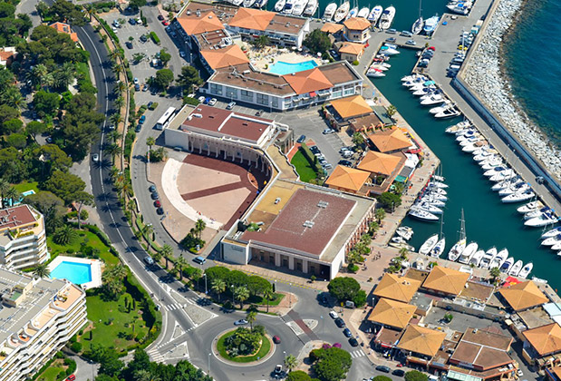 Vus aérienne du Palais des Congrès à Saint Raphaël